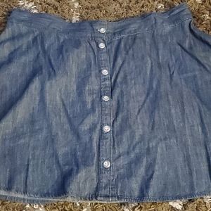 Skirt with buttons